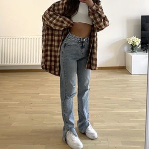 mom fit,  UK size 40 but runs small. Will fit a size 32-34